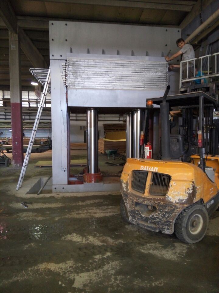 Linha de descascamento autom&aacute;tica completa de folheados de madeira de 1300 mm com controle CNC