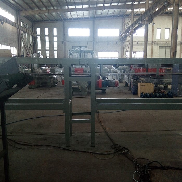 Linha de produ&ccedil;&atilde;o autom&aacute;tica de descascamento rotativo de folheado de madeira