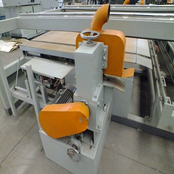 Serra vertical e horizontal para aparar tábuas de compensado