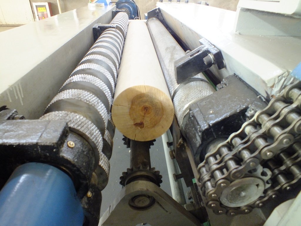 Torno descascador de folheado de toras de controle CNC de 4 pés para madeira compensada