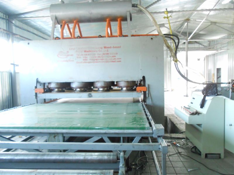 Pre&ccedil;o de f&aacute;brica barato Linyi 1200 t Prensa quente de ciclo curto (lado duplo) para produ&ccedil;&atilde;o de compensado de melamina