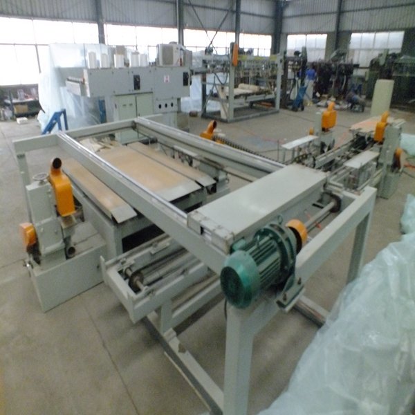 A serra de corte vertical e horizontal com tamanho ajustável para madeira compensada