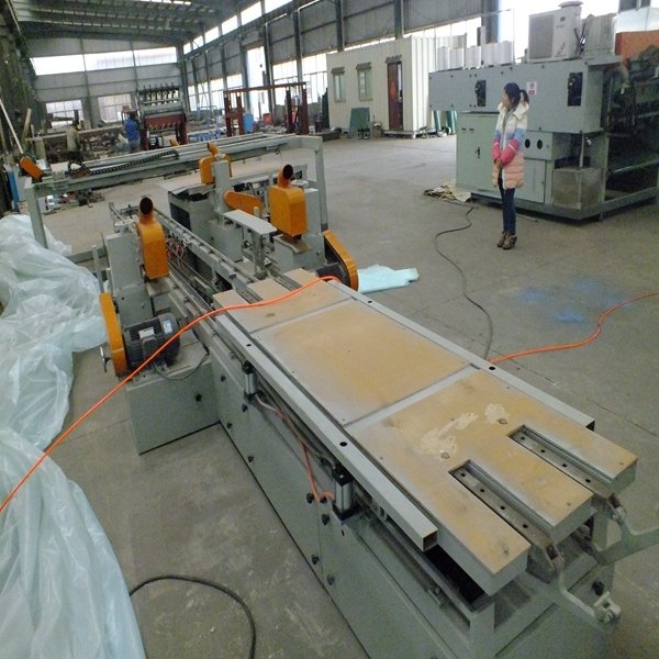 Serra para aparar tábuas verticais e horizontais para madeira compensada