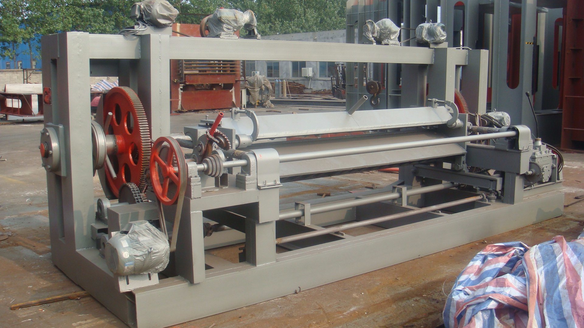 O torno de peeling facial Okoume de 8 pés para o Gabão