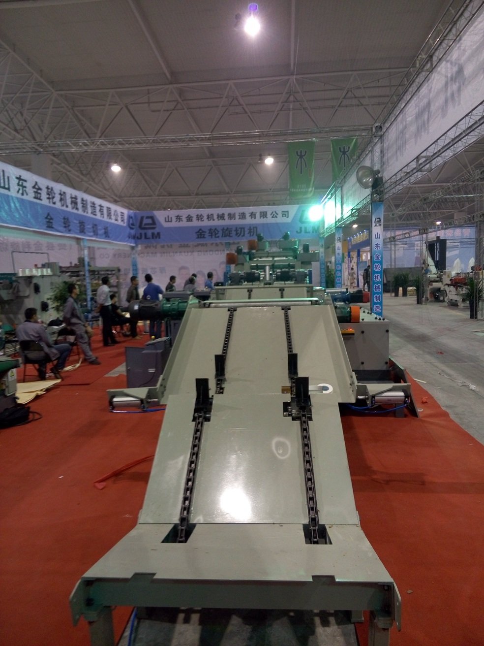 Linha de descascamento de folheado de madeira totalmente automática de 1300 mm com controle CNC