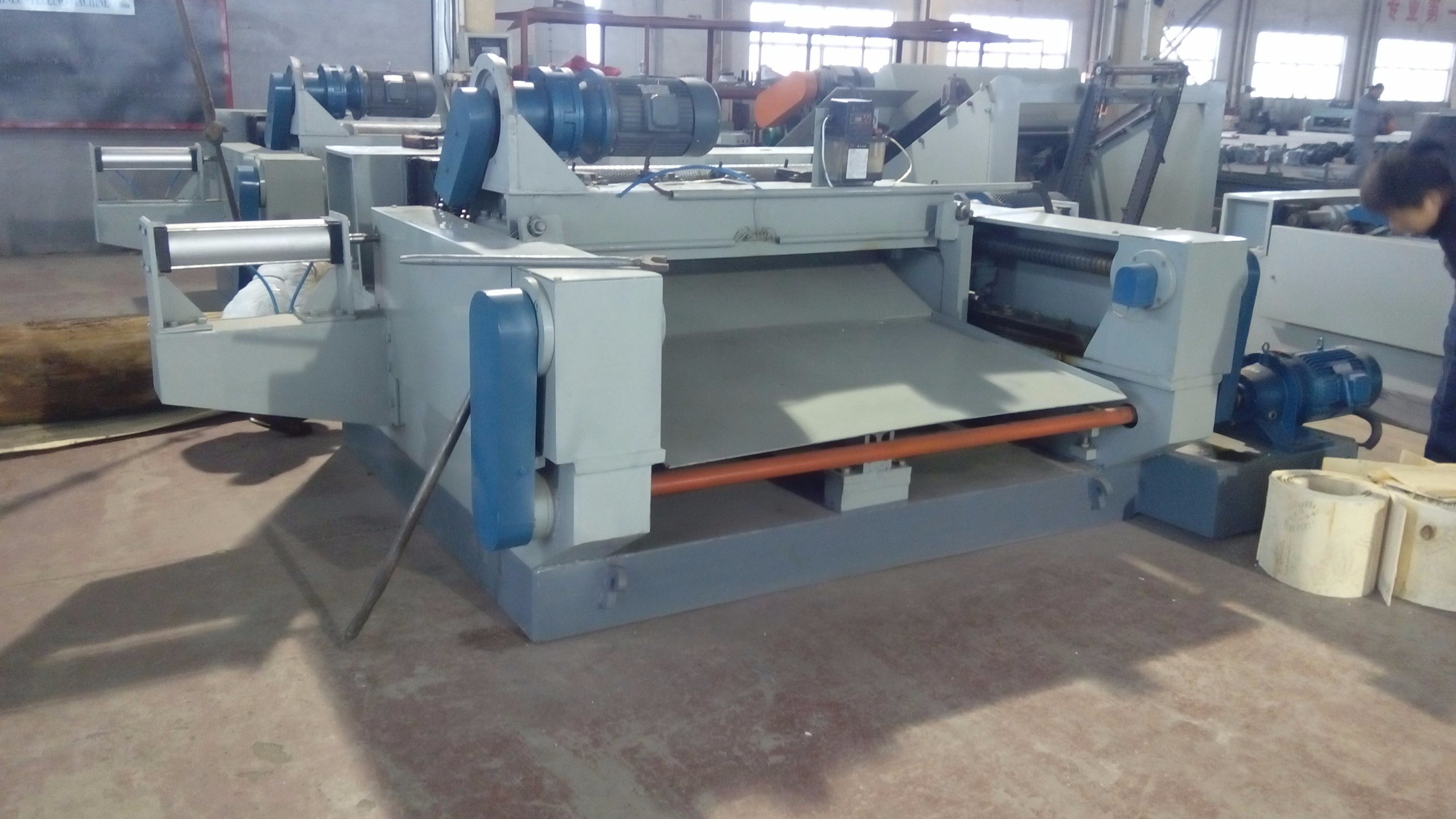 Torno descascador de folheado de toras de controle CNC de 4 pés para madeira compensada