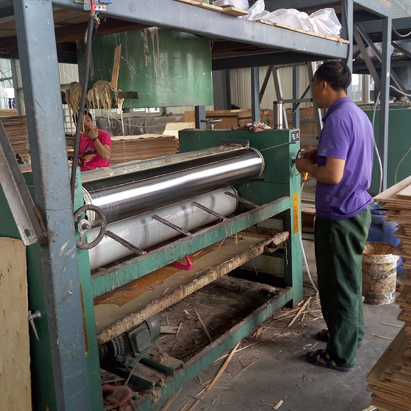 Máquina de espalhar cola de folheado de madeira compensada