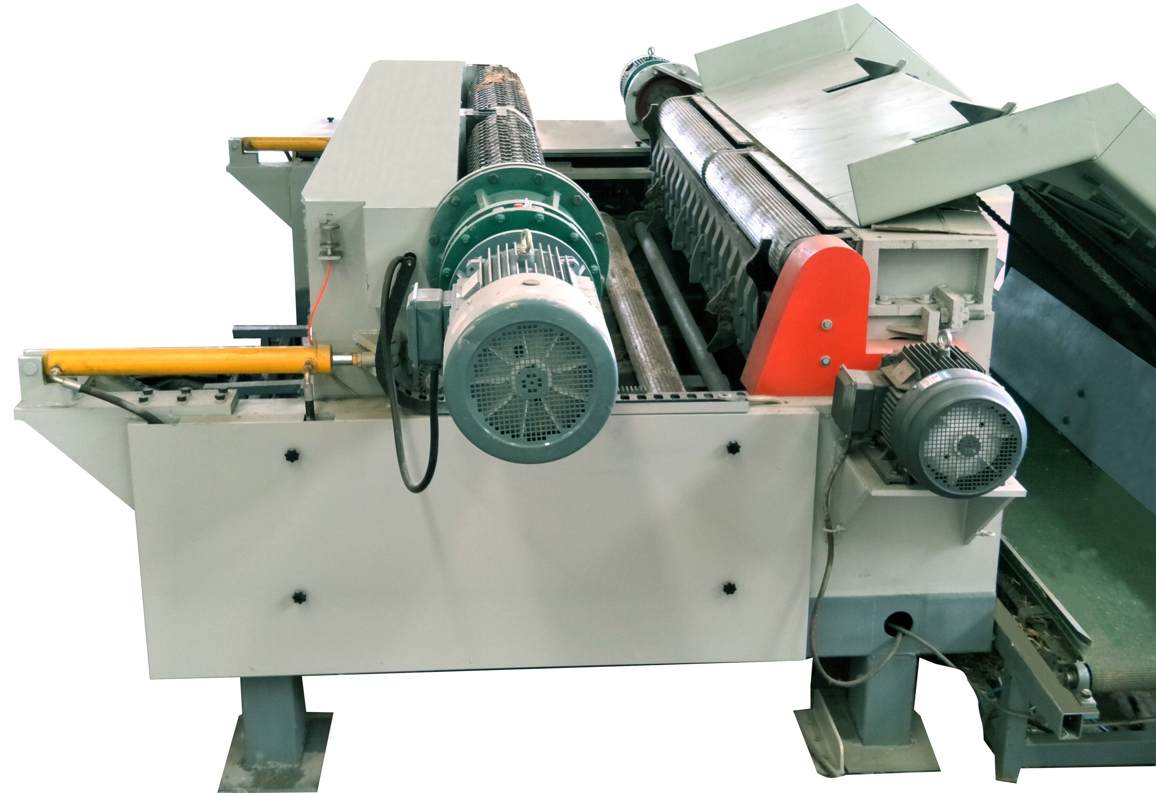 Linha de descascamento de folheados em torno de madeira compensada