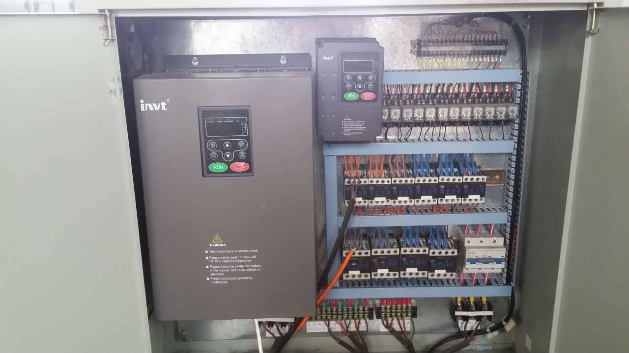 A máquina de descascamento de folheados de toras de eixo de controle CNC é a melhor venda no Gabão