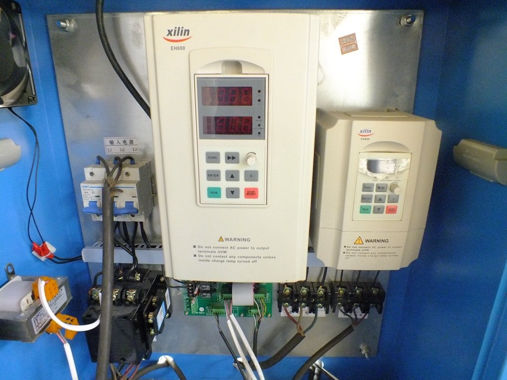 Linha de descascamento de folheado de madeira totalmente automática de 1300 mm com controle CNC