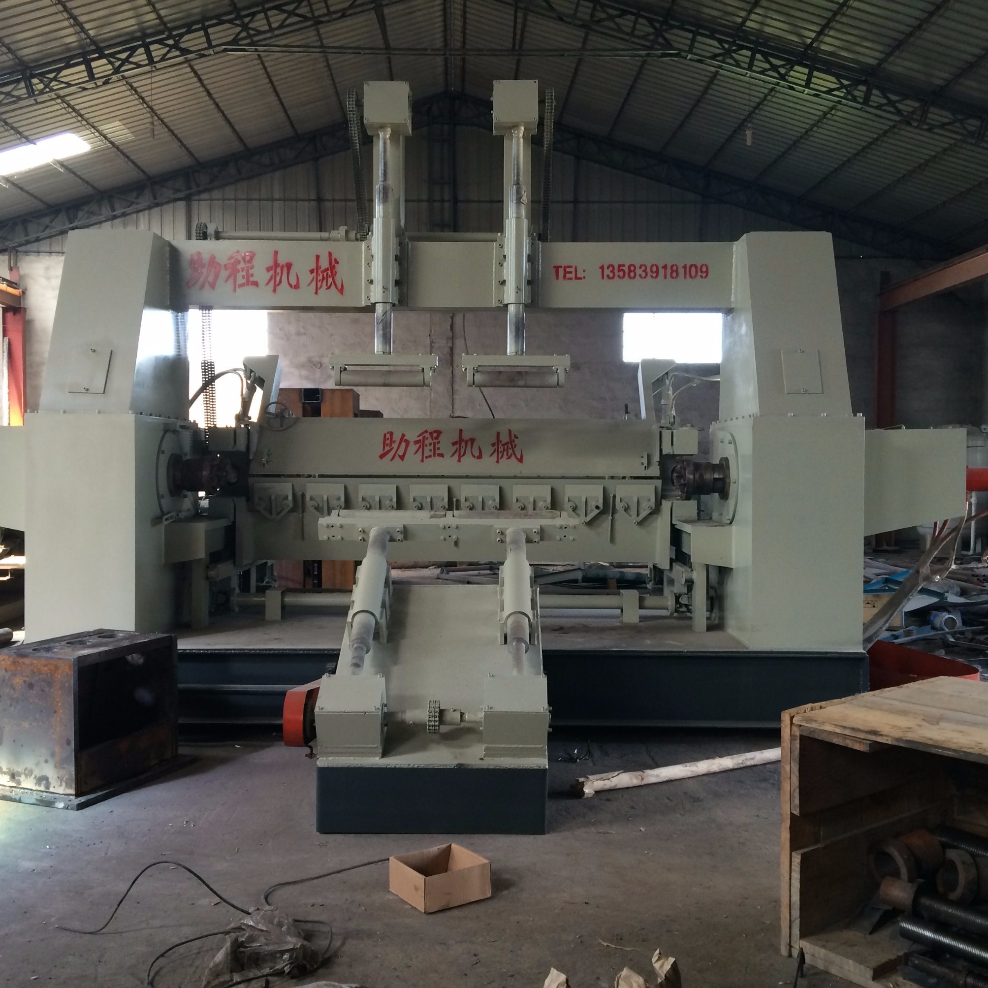 A máquina de descascamento de folheados de toras de eixo de controle CNC é a melhor venda no Gabão